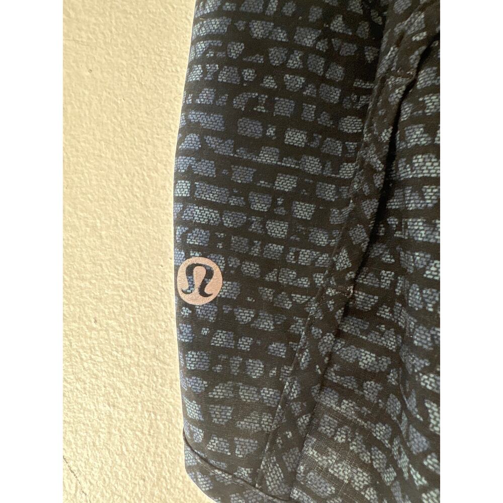 Lululemon Black and Dark Blue Athletic Shorts Sz 6 - Picture 3 of 3